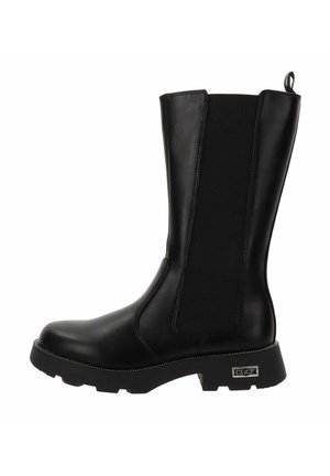 Botas negras hasta el tobillo con un upper de cuero suave, paneles laterales elásticos y una suela de goma gruesa con un acento metálico de la marca.