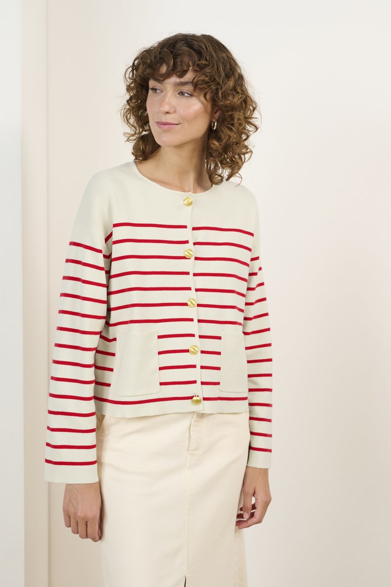 Cremefarbener Cardigan mit roten Streifen, goldenen Knöpfen und zwei Vordertaschen. Lange Ärmel und runder Halsausschnitt. Weicher, strukturierter Stoff.