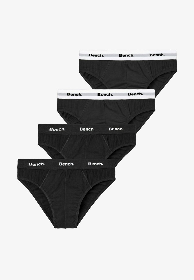 Schwarze Baumwollslips mit weißen elastischen Bündchen, die das "Bench."-Logo tragen. Vier Paare gestapelt, zeigen glattes Material und einen Standard-Schnitt.