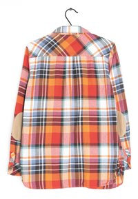 Rot-karierte und orangefarbene Hemdbluse mit grünen, schwarzen und weißen Akzenten; mit Ellenbogen-Patches und geknöpften Bündchen; aus einem weichen Stoff gefertigt.