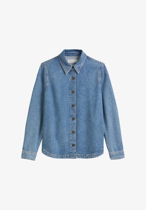 Chemise en denim bleu clair avec un devant à boutons, col classique, manches longues et détails de couture subtils le long des coutures.