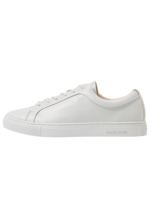 Witte lage leren sneaker met witte veters en een gestructureerde rubberen zool met het merk "JACK & JONES" aan de zijkant.