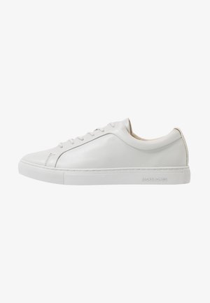 Baskets basses en cuir blanc avec lacets blancs et semelle en caoutchouc texturée, brandées "JACK & JONES" sur le côté.