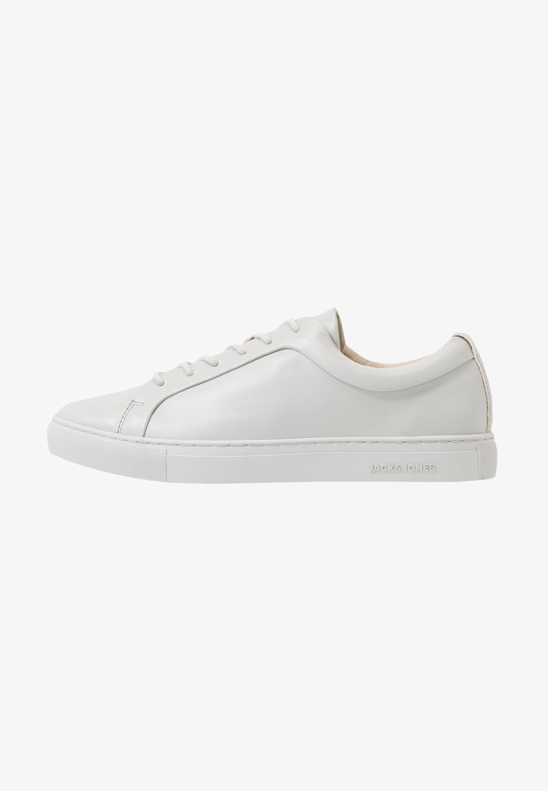 Baskets basses en cuir blanc avec lacets blancs et semelle en caoutchouc texturée, brandées "JACK & JONES" sur le côté.