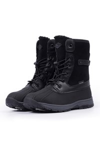 Botas negras impermeables con un upper de cuero texturizado y sintético, diseño de cordones y una suela de goma estriada para mayor tracción.