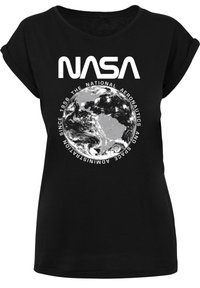 Schwarzes T-Shirt mit aufgerollten Ärmeln, das ein weißes NASA-Logo und eine kreisförmige Grafik der Erde zeigt, um die der Text kreist.