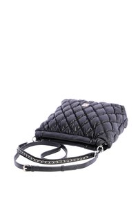 Bolso de mano de cuero negro acolchado con cadena y correa ajustable, que presenta una forma rectangular elegante y una textura suave.