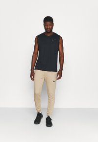 Nike Performance TAPER - Jogginghose - khaki/black