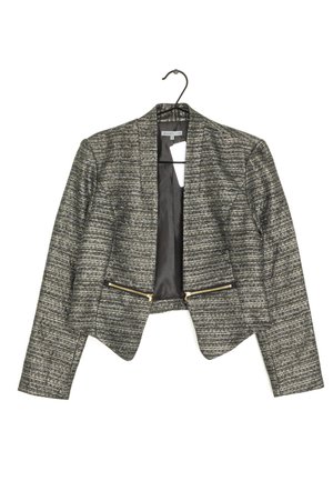 Grå og sort tekstureret cropped dameblazer med lange ærmer, åben front og to gyldne lynlåslommer hængende på en sort bøjle.