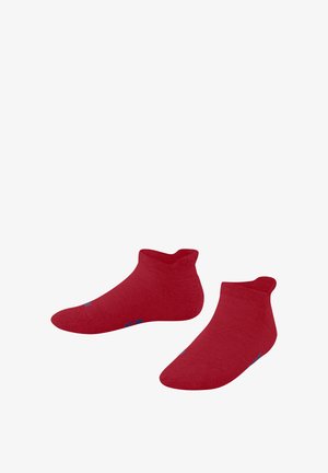 Paar rote Knöchelsocken mit subtiler Textur und blauen Größemarkierungen auf weißem Hintergrund.