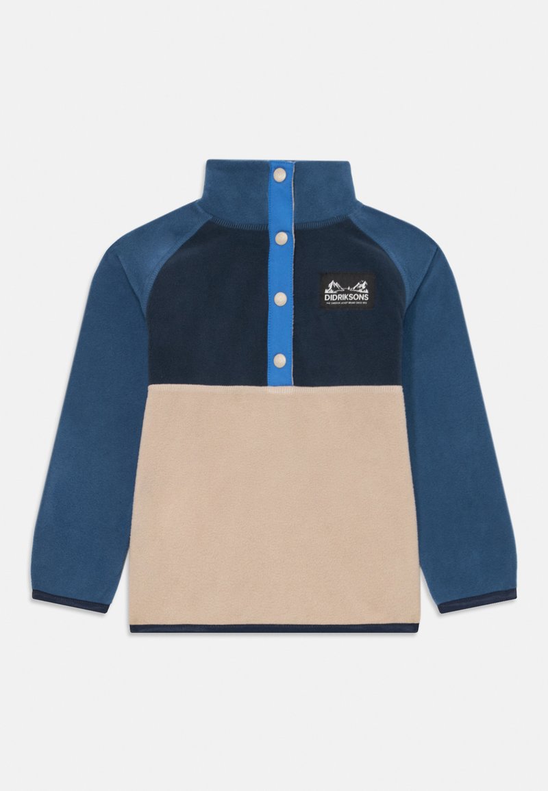 Leichter Fleece-Pullover mit hohem Kragen, der einen tanfarbenen Körper, marineblaue Ärmel, blaue Akzente und ein Logo-Patch auf der Vorderseite aufweist. Mit einem Vier-Knopf-Verschluss.