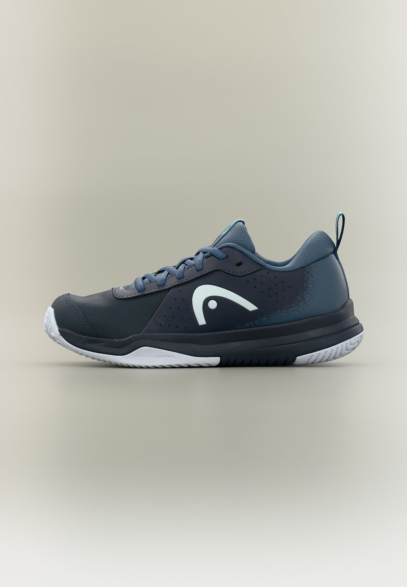 Tmavě modrá atletická teniska se světle modrými akcenty, bílou podešví, bočním logem a zadním poutkem na neutrálním pozadí.