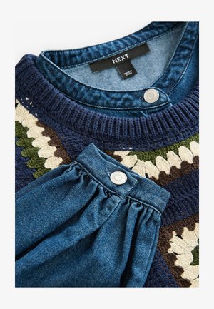 Strickpullover mit einem marineblauen Kragen, der ein gemustertes Design in Creme, Grün und Braun aufweist. Enthält einen Denim-Stoff mit Knopfdetails.