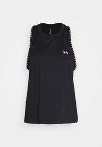 Top atlético sin mangas negro de Under Armour, hecho de tela suave, con detalles laterales que presentan el logotipo y el nombre de la marca en posición vertical.