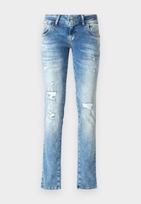 Jean skinny bleu clair avec des patchs usés sur les cuisses et les genoux, poches avant, passants de ceinture et fermeture à double bouton.