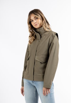 Olivengrüne, leichte Jacke mit hohem Kragen, zwei Fronttaschen und Knopfverschluss. Sie hat klare Linien und minimale Nähte.