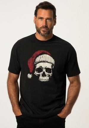 Czarny t-shirt z dużym grafiką czaszki w czerwonej czapce Świętego Mikołaja. Tkanina wydaje się gładka; krótki rękaw; okrągły dekolt.