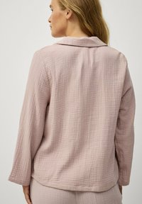 Mauve, gestructureerde jas met lange mouwen, een gekartelde kraag en subtiele horizontale lijnen, met een ontspannen pasvorm en rechte zoom.