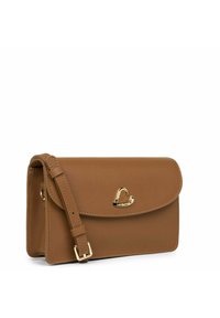 Borsa a tracolla in finta pelle marrone con chiusura a patta, hardware a forma di cuore dorato e tracolla regolabile. Texture liscia, design rettangolare.