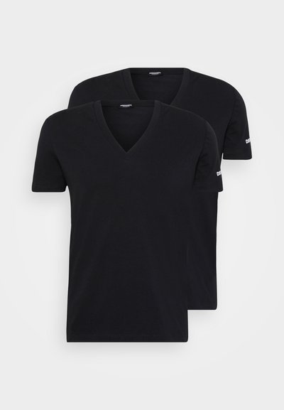 Zwei schwarze V-Ausschnitt-T-Shirts aus Baumwolle. Mit kurzen Ärmeln und einem lockeren Schnitt. Das Markenlogo ist auf dem linken Ärmel jedes Shirts sichtbar.