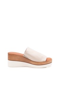 Sandali scivolosi di color beige chiaro con una morbida tomaia in pelle, una zeppa di tonalità legno e una suola in gomma bianca. Presentano un design con una fascia larga.