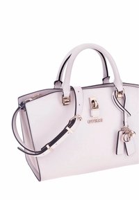 Borsa a mano sintetica bianca con dettagli neri, manici doppi e tracolla rimovibile. Presenta una ferramenta dorata e un logo.