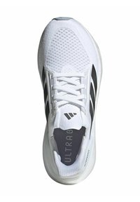 Weißer Sportschuh mit atmungsaktivem Obermaterial, schwarzen Akzenten, strukturiertem Design und gepolsterter Lasche. Verfügt über "ULTRABOOST"-Markierung auf der Innensohle.