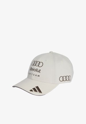 Cappellino da baseball bianco con il logo dei quattro anelli di Audi, il testo "Revolut F1 Team" sul davanti e il logo Adidas sulla visiera.