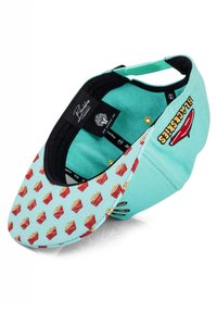 Gorra de béisbol hecha de tela turquesa con un patrón de contenedores rojos de papas fritas. Interior negro con etiqueta de la marca y detalle de hardware verde.