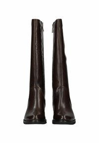 Botas de cuero marrón hasta la rodilla con un acabado liso, diseño ajustado y cremallera lateral. Suela de goma negra resistente, sin patrones ni acentos visibles.
