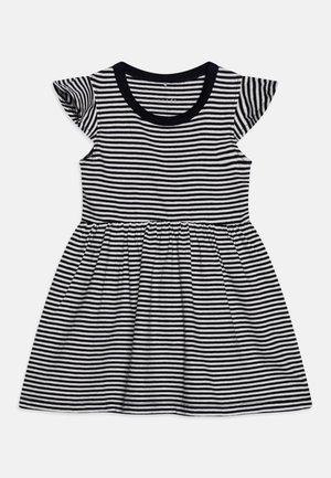 Sort-hvid stribet kjole med flagermusærmer, rund halsudskæring og rynket nederdel, lavet af blødt bomuldsstof.