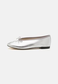 Unselected, silver
