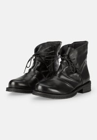 Sorte læder ankelstøvler med en rund tå, snørebånd fortil og en lynlås i siden. Har en tekstureret overflade og en lav stablet hæl.