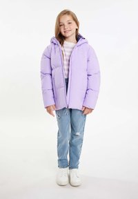 Ljuslila pufferjacka med huva, frontdragkedja, bärs över en vit och lila randig topp, parat med slitna blå jeans och vita sneakers.