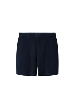 Bermudas azul marino hechas de tejido ligero, con frente plano, trabillas para cinturón y bolsillos laterales. Diseño minimalista con líneas limpias.