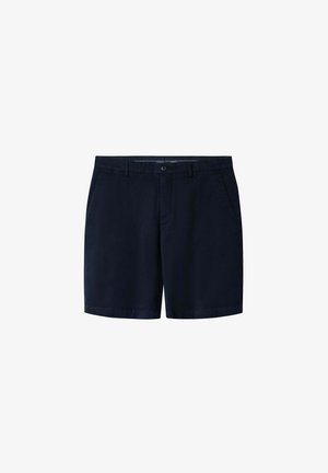 Bermudas azul marino hechas de tejido ligero, con frente plano, trabillas para cinturón y bolsillos laterales. Diseño minimalista con líneas limpias.