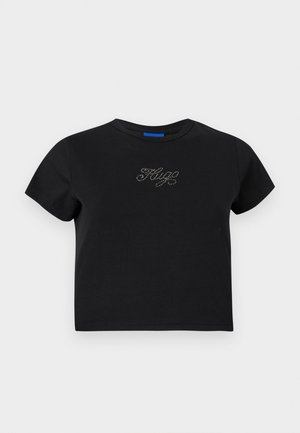 Črna bombažna majica s kratkimi rokavi, zaobljenim izrezom in oprijetim krojem. Na sprednji strani ima obliko iz rhinestones, ki piše "HUG".