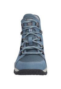 Jasnoniebieski but trekkingowy z teksturowaną siateczkową cholewką, solidnym systemem sznurowania, gumową podeszwą i wzmocnionym noskiem.