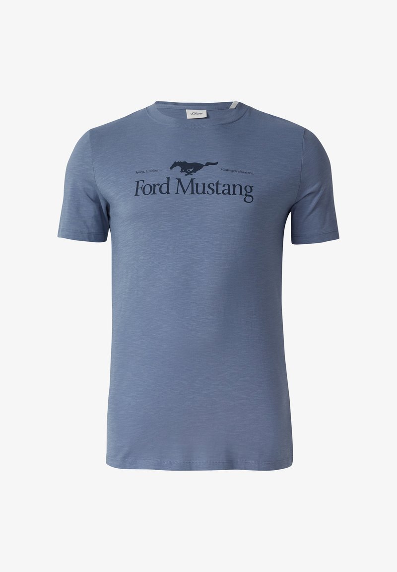 Jasnoniebieska koszulka z krótkim rękawem z napisem "Ford Mustang" i nadrukowanym w ciemnoniebieskim kolorze logo biegającego konia na piersi.