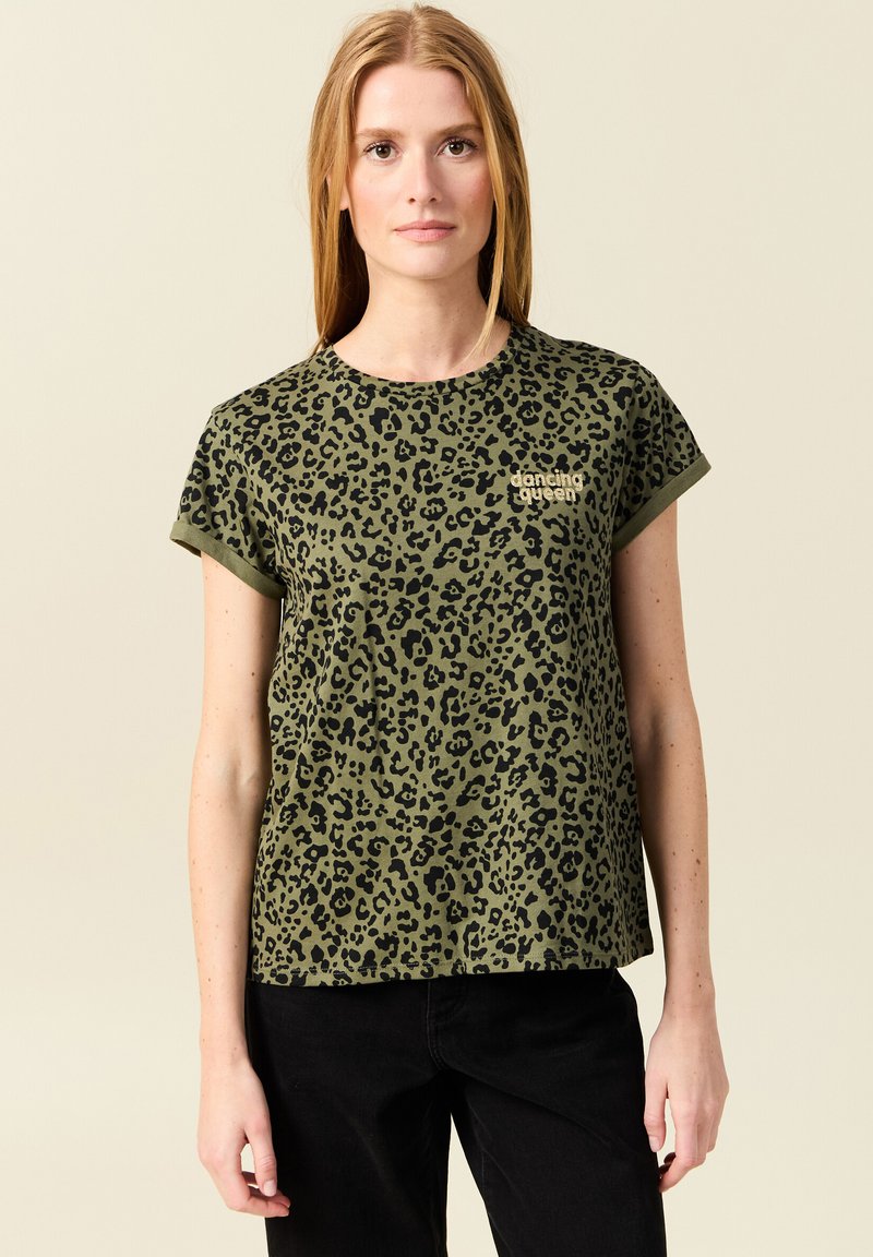 Camiseta verde con estampado de leopardo, de manga corta y puños enrollados. Presenta el texto dorado "dancing queen" en la parte delantera. Material de algodón, diseño casual.