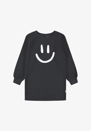 Sort langærmet kjole med et hvidt tekstureret smiley-face design foran, med rund halsudskæring og ribstrikkede manchetter.
