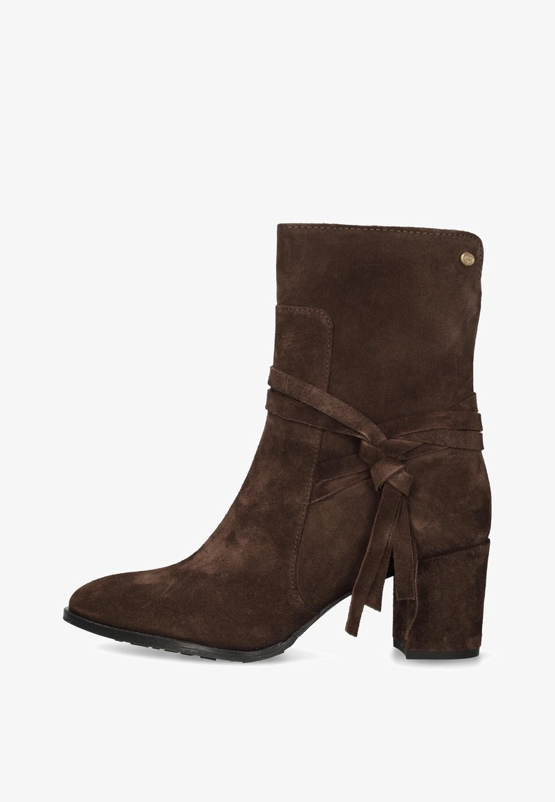 Botín de ante marrón hasta el tobillo con un alto tacón bloque, detalle decorativo de cinta atada alrededor del tobillo y diseño de punta redondeada.