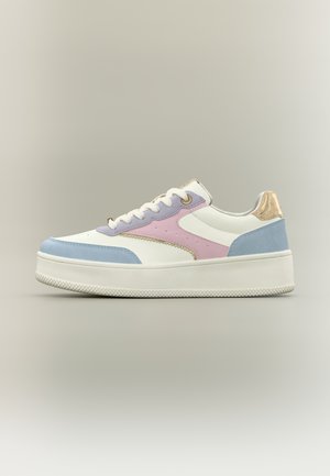 Baskets à plateforme blanches avec des panneaux en bleu pastel, rose et lavande, lacets blancs, et détail métallique doré au talon sur fond uni.
