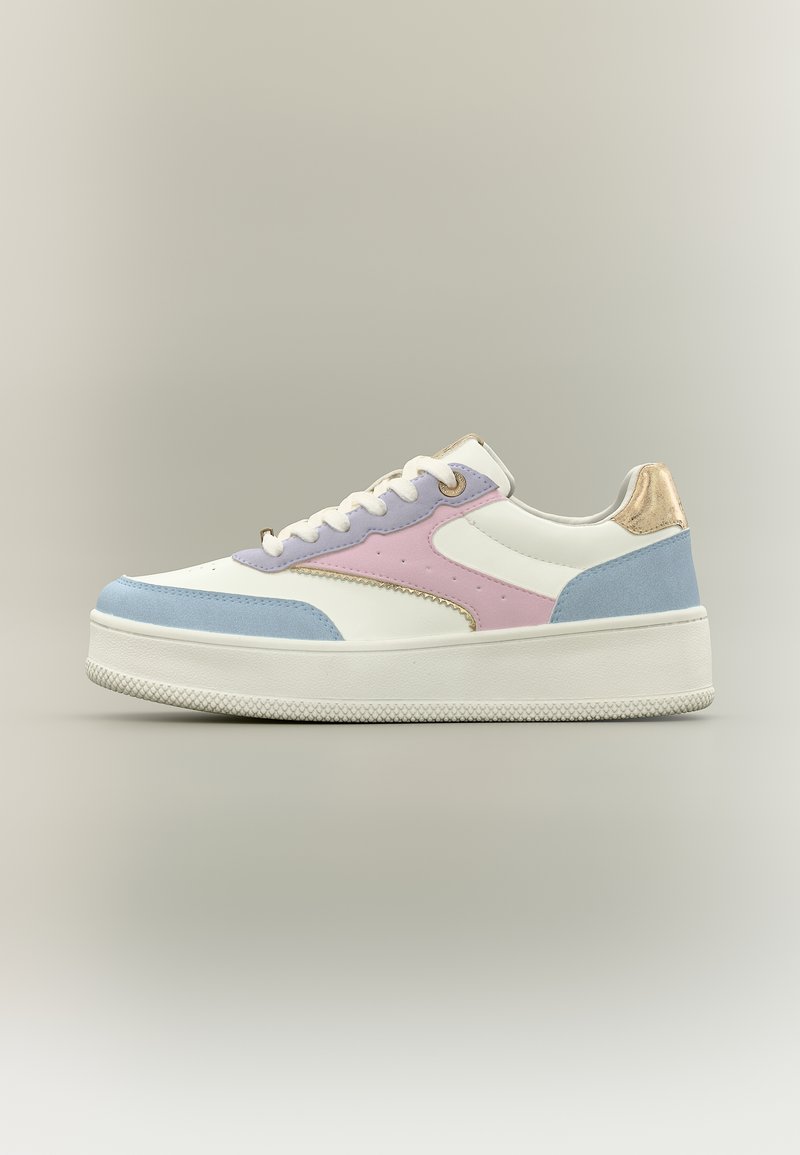 Λευκό πλατφόρμα αθλητικό παπούτσι με πάνελ σε παστέλ μπλε, ροζ και λεβάντα, λευκά κορδόνια και μεταλλική χρυσή λεπτομέρεια στη φτέρνα σε απλό φόντο.