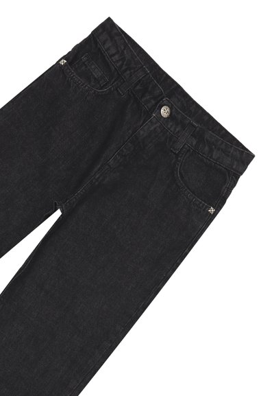 Jeans in denim nero con una vestibilità classica, dotati di tasche anteriori, chiusura a zip e dettagli in bottoni argentati. Texture morbida con leggere scoloriture.