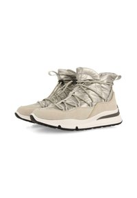 Zapatillas deportivas beige con parte inferior de gamuza y parte superior metálica brillante. Cuentan con un cuello acolchado, cordones elásticos y una suela blanca gruesa.
