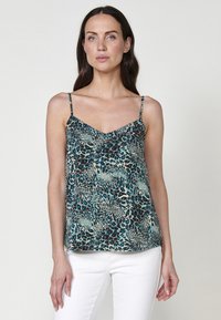 Camisola senza maniche in un tessuto fluido, caratterizzata da un motivo a stampa animale turchese e nero, con spalline sottili e regolabili e scollatura a V.