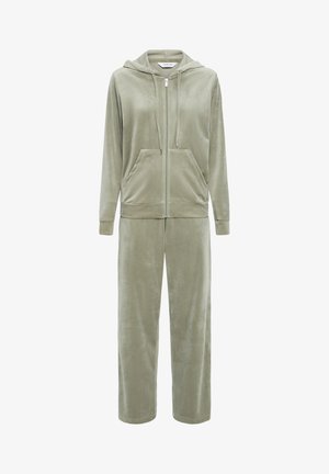 Világoszöld velúr melegítő szett cipzáras kapucnis pulóverrel, elején zsebekkel, húzózsinóros kapucnival és hozzáillő egyenes szárú nadrággal.