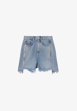 Lyseblå denimshorts med frynsete kanter og sølvfargede naglede vertikale striper langs fremre lommer og sider.