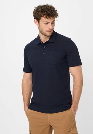 Marineblaues Poloshirt mit kurzen Ärmeln aus Baumwolle, ausgestattet mit einer dreiknöpfigen Knopfleiste, Kragen und einer Brusttasche auf der linken Seite. Glatte Textur, lässiges Design.